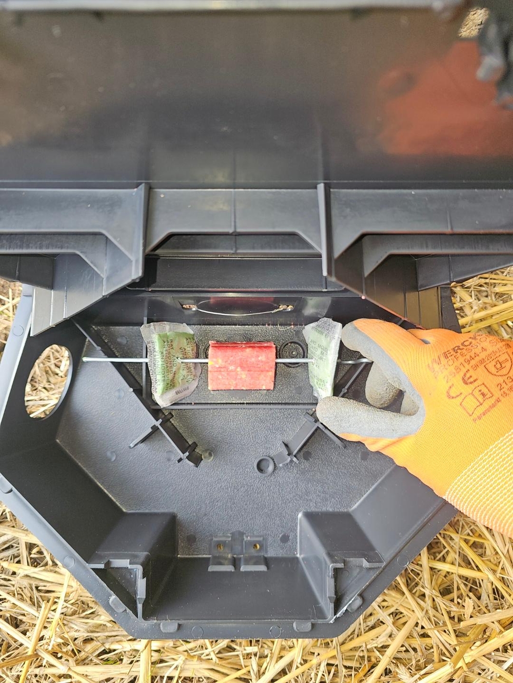 Poste d'appâtage sécurisé installé dans une exploitation agricole en Normandie